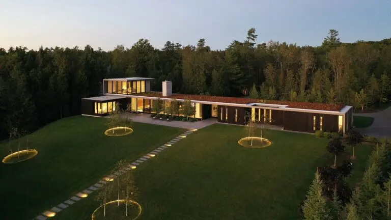 Johnsen Schmaling Architects Matches Minimalist Exterior with Landscape