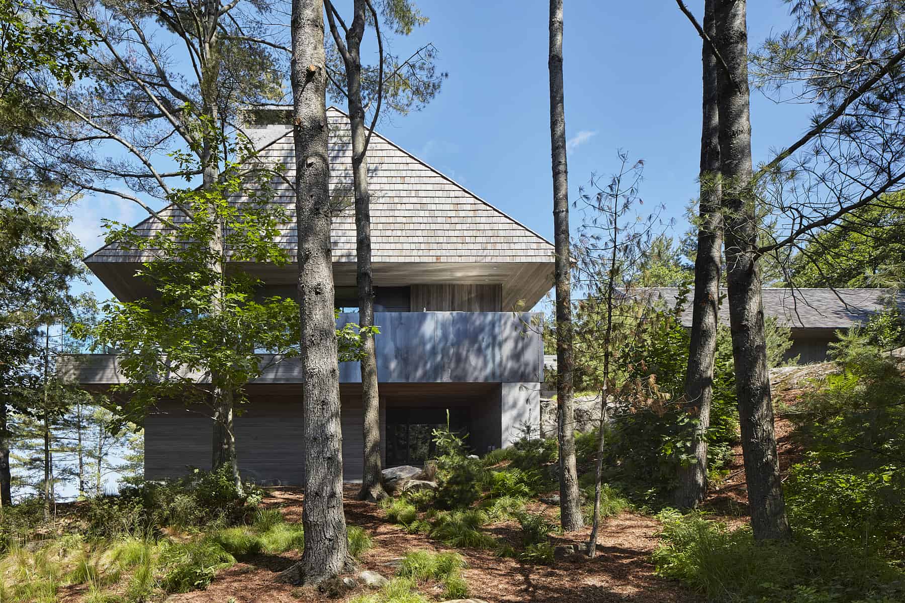 Akb Architects meticulously crafted a contemporary cottage to blend harmoniously with the surrounding environment.