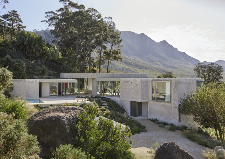 Chris van Niekerk Integrates Home in the Foothills of Steenberg Mountains