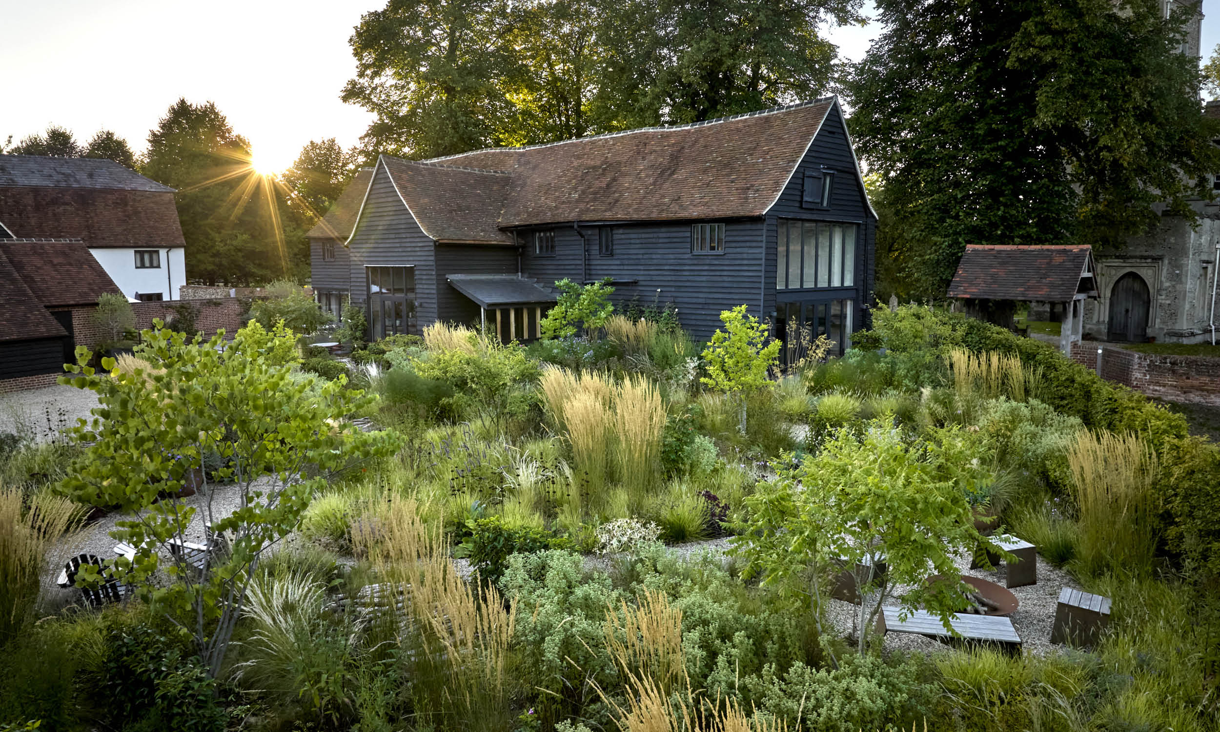 Stefano Marinaz Landscape Architecture kept hardscapes to a minimum to maximize planting space and pea gravel pathways, creating a sense of flow in the garden.