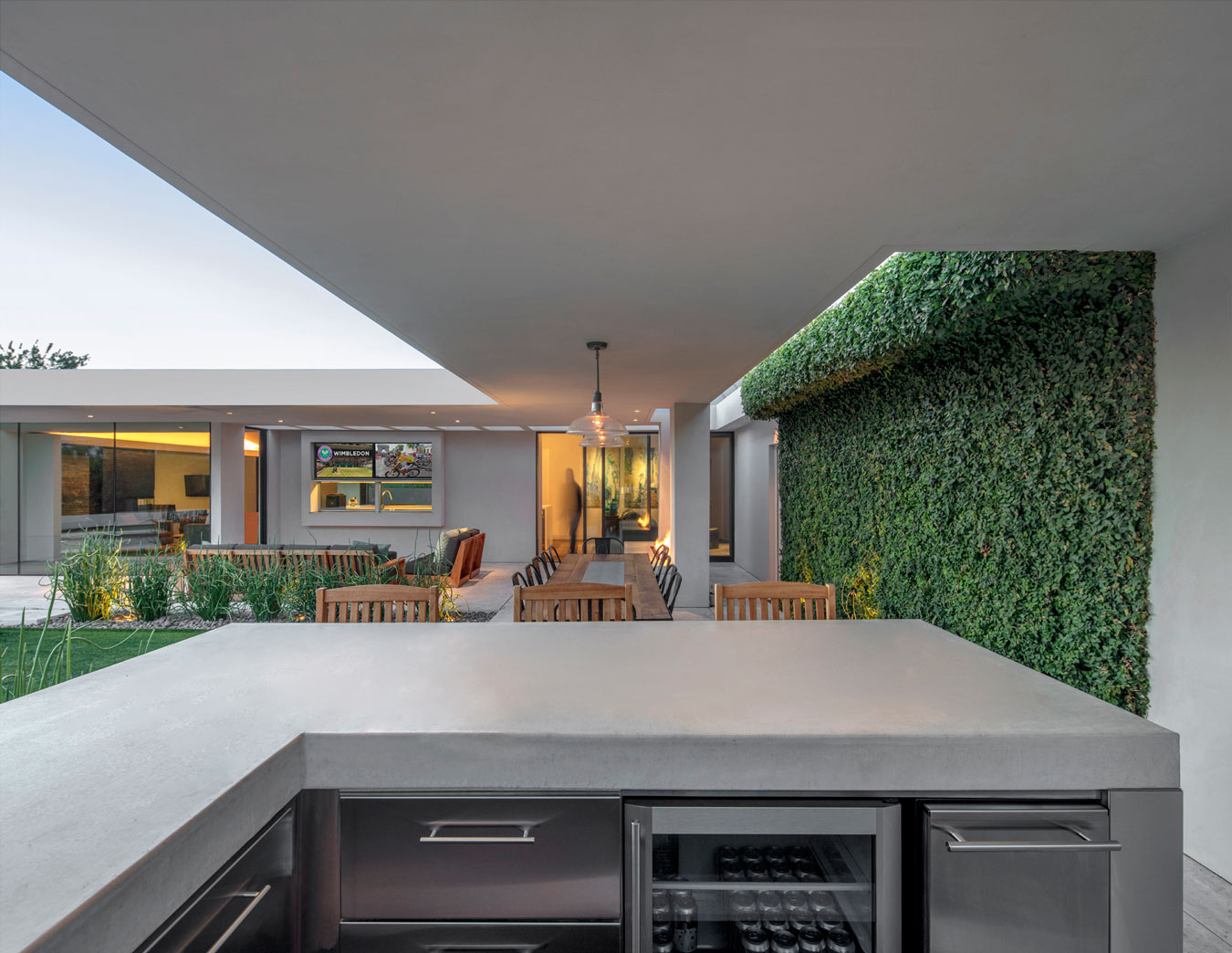 Adjacent to the principal living zones, a series of sophisticated external spaces were created to blur the boundaries between indoor and outdoor spaces.