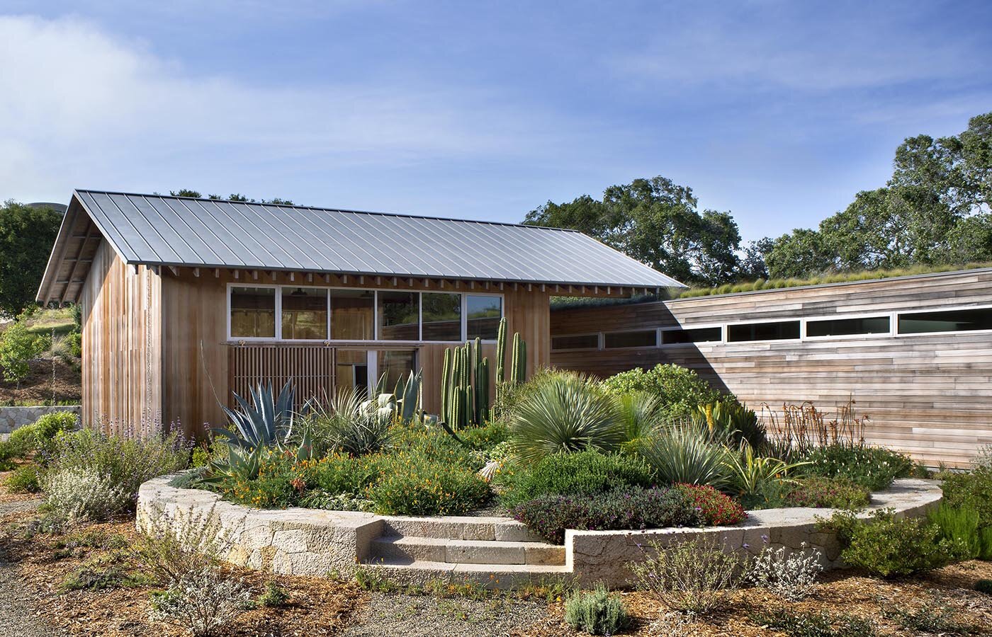 The architecture designed by Turnbull Griffin Haesloop, introduces a pair of gabled pavilions connected by a flat segment topped with a green roof which interconnects a series of structures that harmonizes with natural and maximizes scenic vistas.